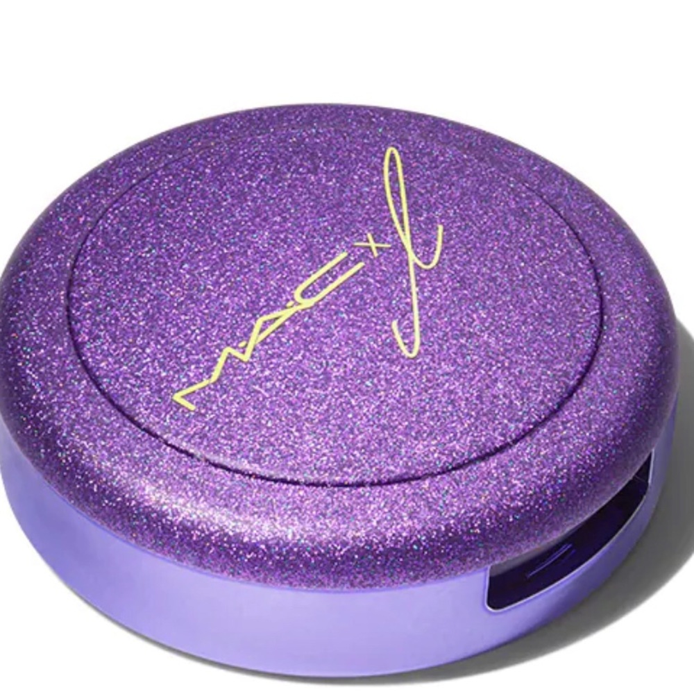 LE Collector’s item MAC x L Blush in Melba : Lisa from Black Pink